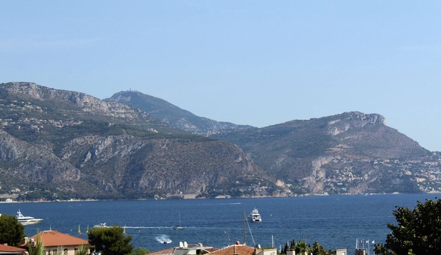 Lovely 3 bedroom apartment in village of St Jean Cap Ferrat, sea views and pool