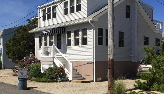 Lovely 3 bedroom 2.5 bath Beach Cottage Close To Bay And Beach