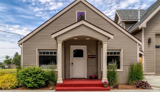 Lovely 3 bed, 2 bath home with a view of the park