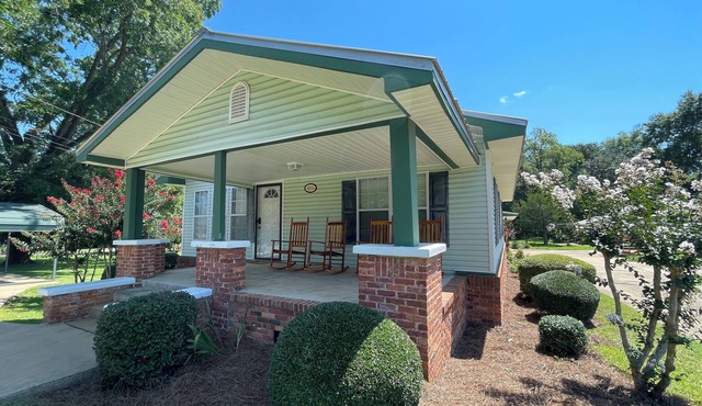 Lovely 3-bed 2 bath house with boat parking in charming Bainbridge