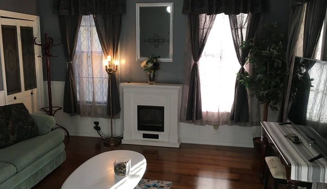 Lovely 3 bed 2 bath old fashioned house with coffee bar