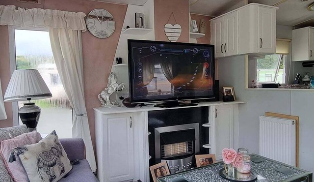 Lovely 3-bed Caravan in Foel, Welshpool