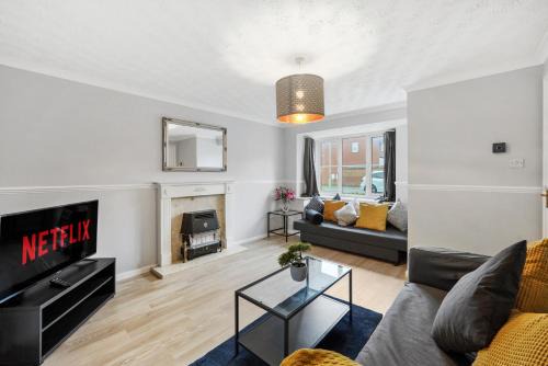 Lovely 3 Bed Detached - Parking