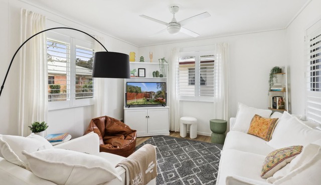 Lovely 3-Bed Family Home with Spacious Backyard