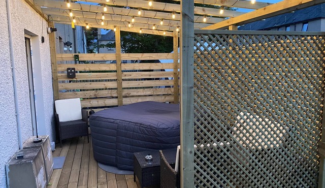 Lovely 3 bed, garden Jacuzzi, driveway, free Wifi, close Airport and centre