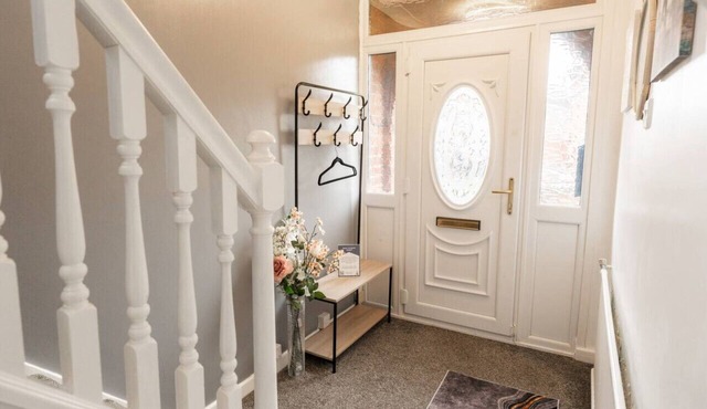 Lovely 3 Bed Home in Ellesmere Port - With Parking