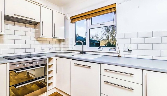 Lovely 3 bed home in London with free parking & a garden