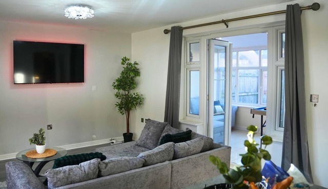 Lovely 3-bed House in Solihull