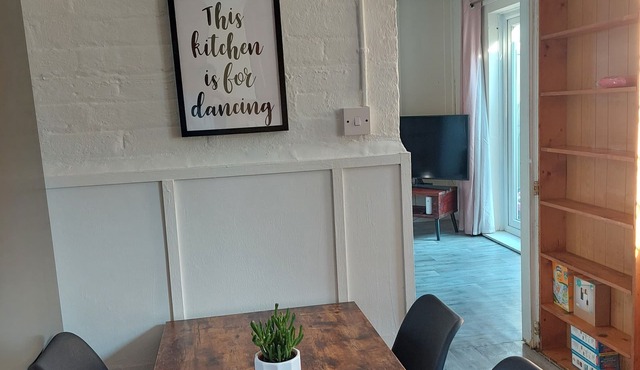 Lovely 3 bed terraced family house with private parking & garden in Kew Garden