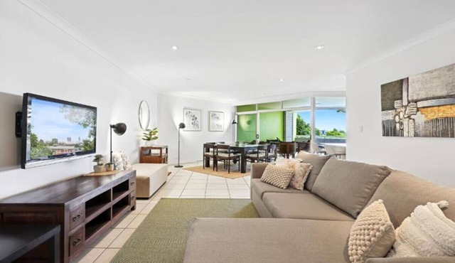 Lovely 3-Bed with Alfresco Dining by Custom Bnb Hosting