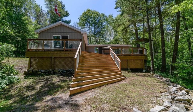 Lovely 3 bedroom family cottage on pristine Lake Kaswakamak.