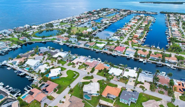 Lovely 3 bedroom pool home sleeps up to 8!