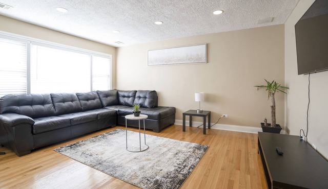Lovely 3-bedroom 1.5 bathroom unit with backyard!