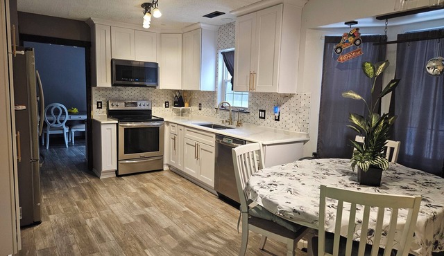 Lovely 3-bedroom 1 office house with AC in charming Jacksonville.