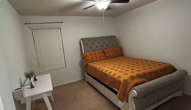 Lovely 3-bedroom 2 full bathroom house with AC in charming Buda Texas!
