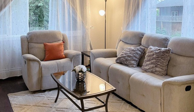Lovely 3 Bedroom Apartment Near JBER