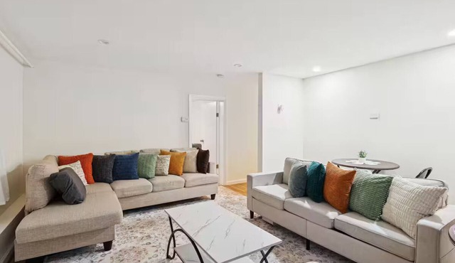 Lovely 3-bedroom apartment with AC in vibrant Newark