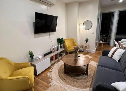 Lovely 3 bedroom apartment w/Balcony and BBQ Grill