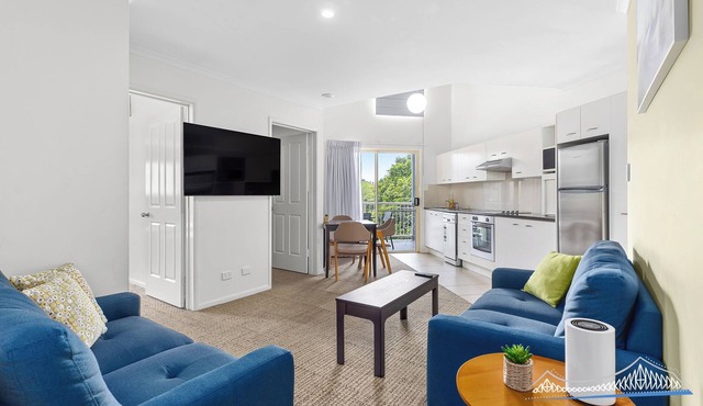 Lovely 3 Bedroom, 2 Level Unit with Wi-fi & Pool close to Transport