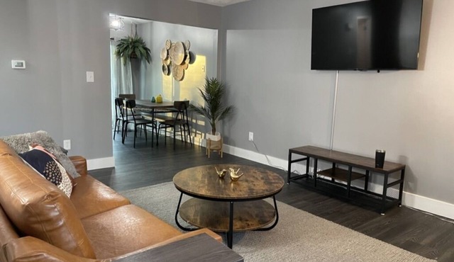 Lovely 3 Bedroom, Close to Everything!