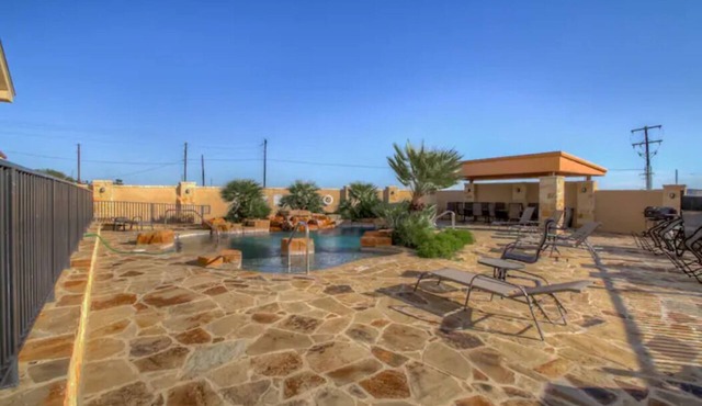 Lovely 3 bedroom condo with pool on Lake Amistad