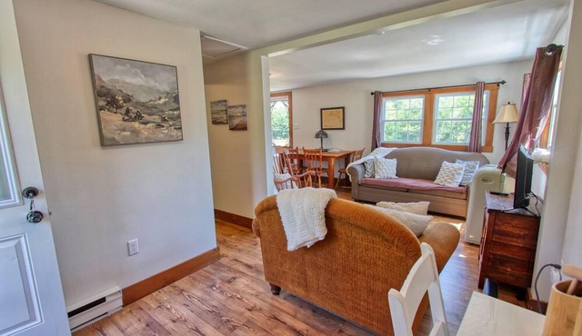 Lovely 3 Bedroom Cottage - 3 minute walk to the ocean!