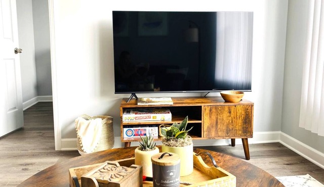 Lovely 3-bedroom Condo With Free Parking King Bed