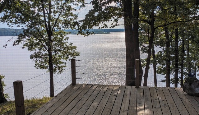 Lovely 3-bedroom cottage with beautiful Kentucky lake views in Big Sandy.