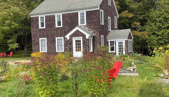 Lovely 3-bedroom country house in deep forest Newcomb perfect for relaxing