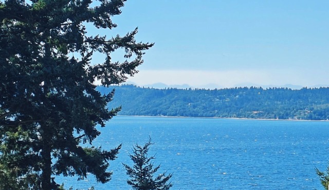 Lovely 3-bedroom farmhouse with AC in by Des Moines Marina