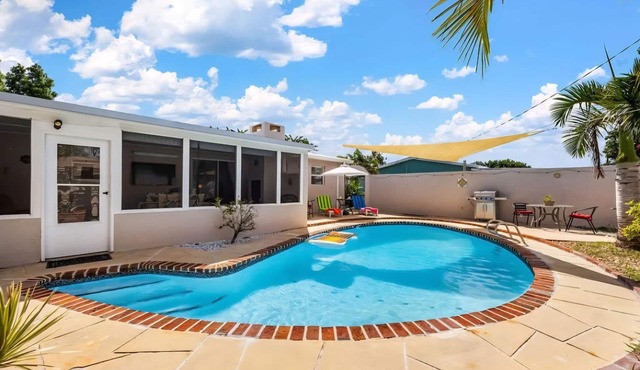Lovely 3-bedroom heated pool house with AC in vibrant Melbourne