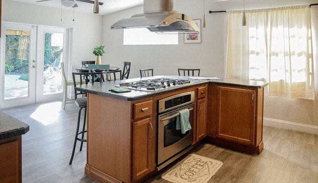 Lovely 3 bedroom Home in Orlando Florida with beautiful full kitchen AC and WiFi