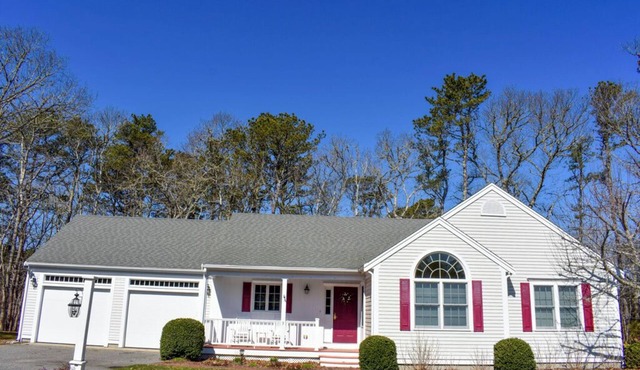 Lovely 3 bedroom home, just a 2 minute walk to Long Pond.
