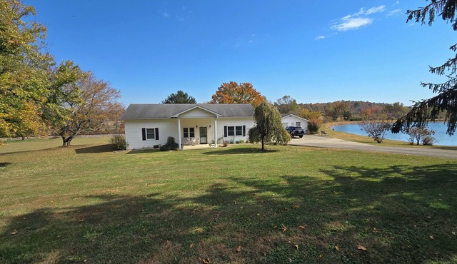 Lovely 3-bedroom home near the Bourbon Trail, with a lake in a country setting