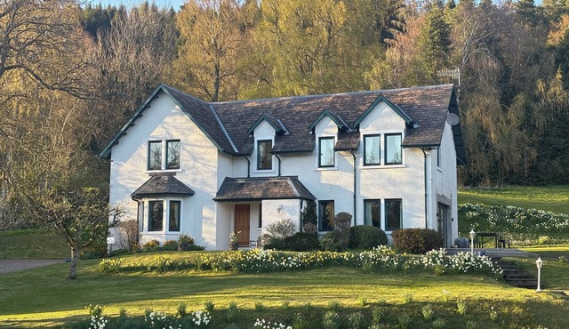 Lovely 3 Bedroom House, peaceful surrounds in Highland Perthshire- Pet Friendly!