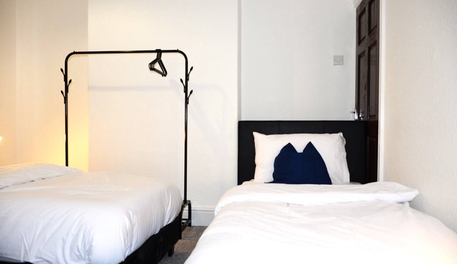 Lovely 3 Bedroom House 10min walk to the shopping centre