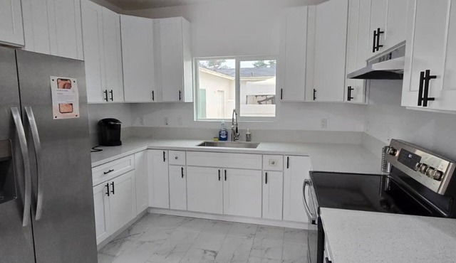 Lovely 3-bedroom house, 5 beds, Sleeps 10 with AC, FREE coffee & laundry