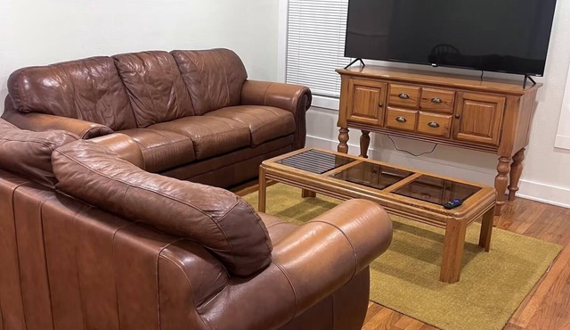 Lovely 3-bedroom house with AC in vibrant Santa Ana 10 Minutes From Disneyland