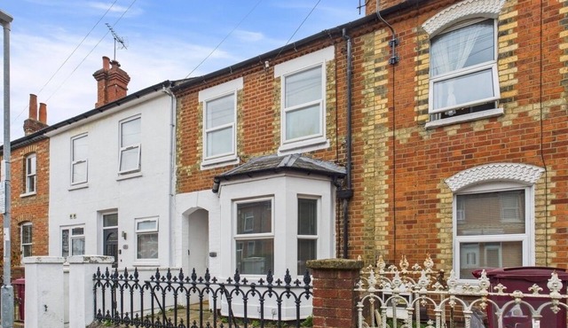 Lovely 3-bedroom house in Reading for a delightful stay
