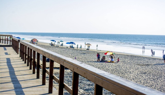 Lovely 3 Bedroom House w/Car Garage on the Beach