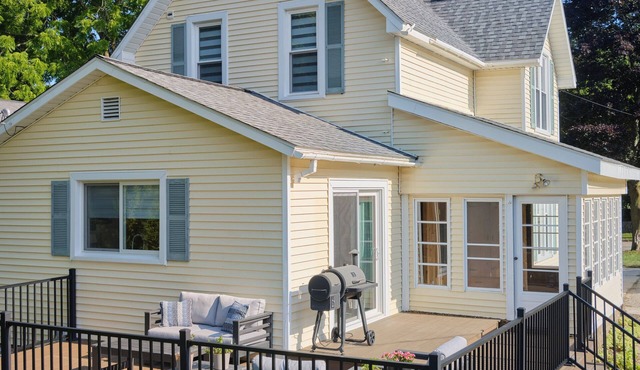 Lovely 3-bedroom house with AC in charming Manistee