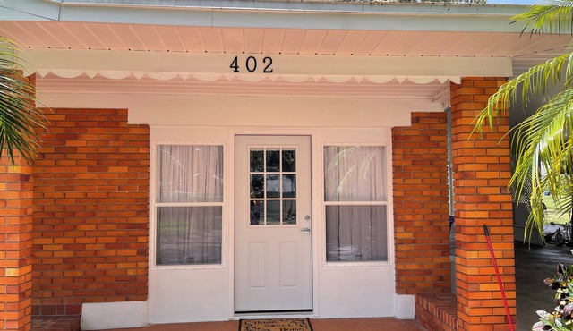 Lovely 3-bedroom house with huge fenced yard in charming Valrico