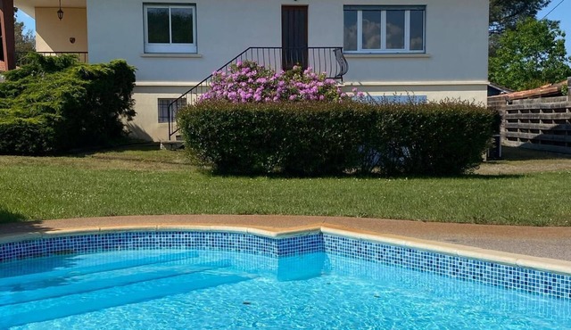 Lovely 3-bedroom house with swimming pool in charming Léon