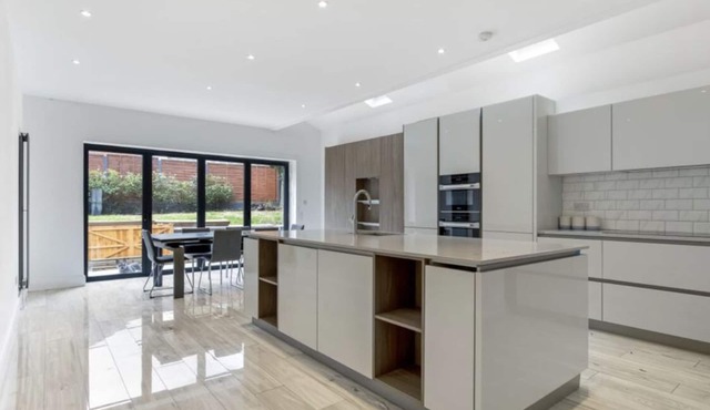 Lovely 3 bedroom newly refurbished property with a garden and parking