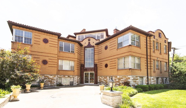Lovely 3 Bedroom Penthouse with Street Parking