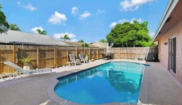 Lovely 3-bedroom pool house in Lake Worth