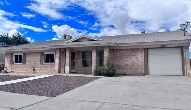 ?⭐️ Lovely 3- Bedroom Retreat with a Pool.