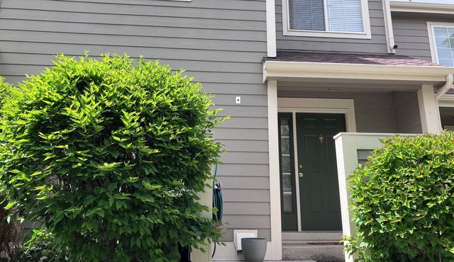 Lovely 3 bedroom townhome getaway in quiet neighborhood for work or fun!