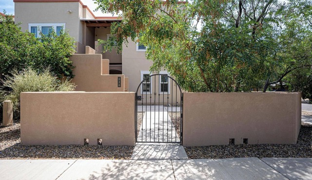 Lovely 3-bedroom townhome with AC near vibrant Old Town Albuquerque