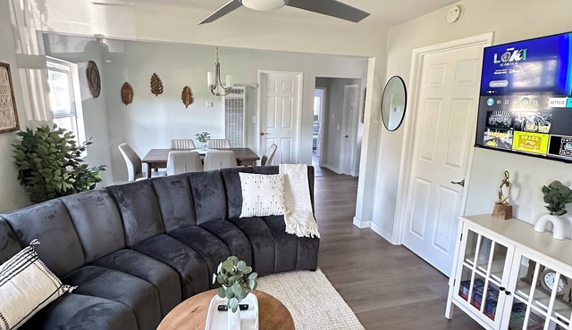 Lovely 3-bedroom townhome in vibrant Los Angeles Near Crypto